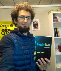 Romain Lauféron con el libro "Desobedecer, pequeño manual"