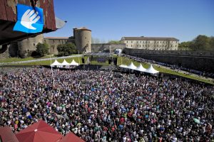 20 000 personas manifiestan su apoyo al desarme de ETA el 08 de abril 2017 en Baiona