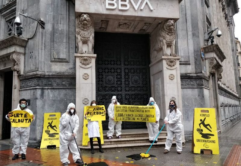 Acción contra el BBVA y su apoyo a las industrias fósiles